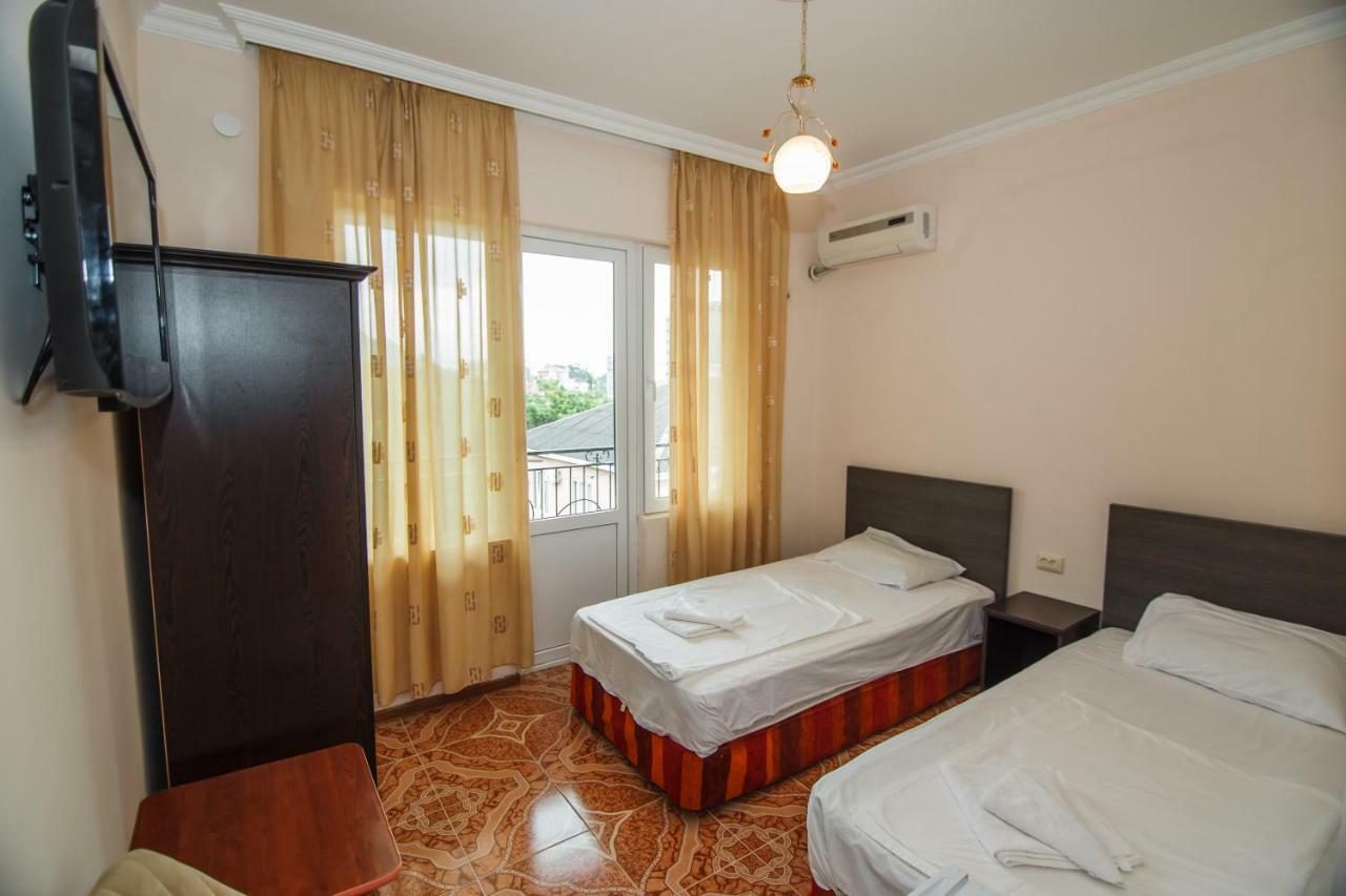Guest House Nia Gonio Bagian luar foto