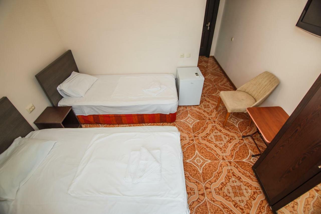 Guest House Nia Gonio Bagian luar foto
