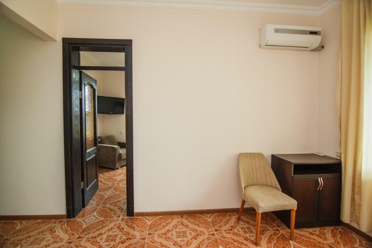Guest House Nia Gonio Bagian luar foto