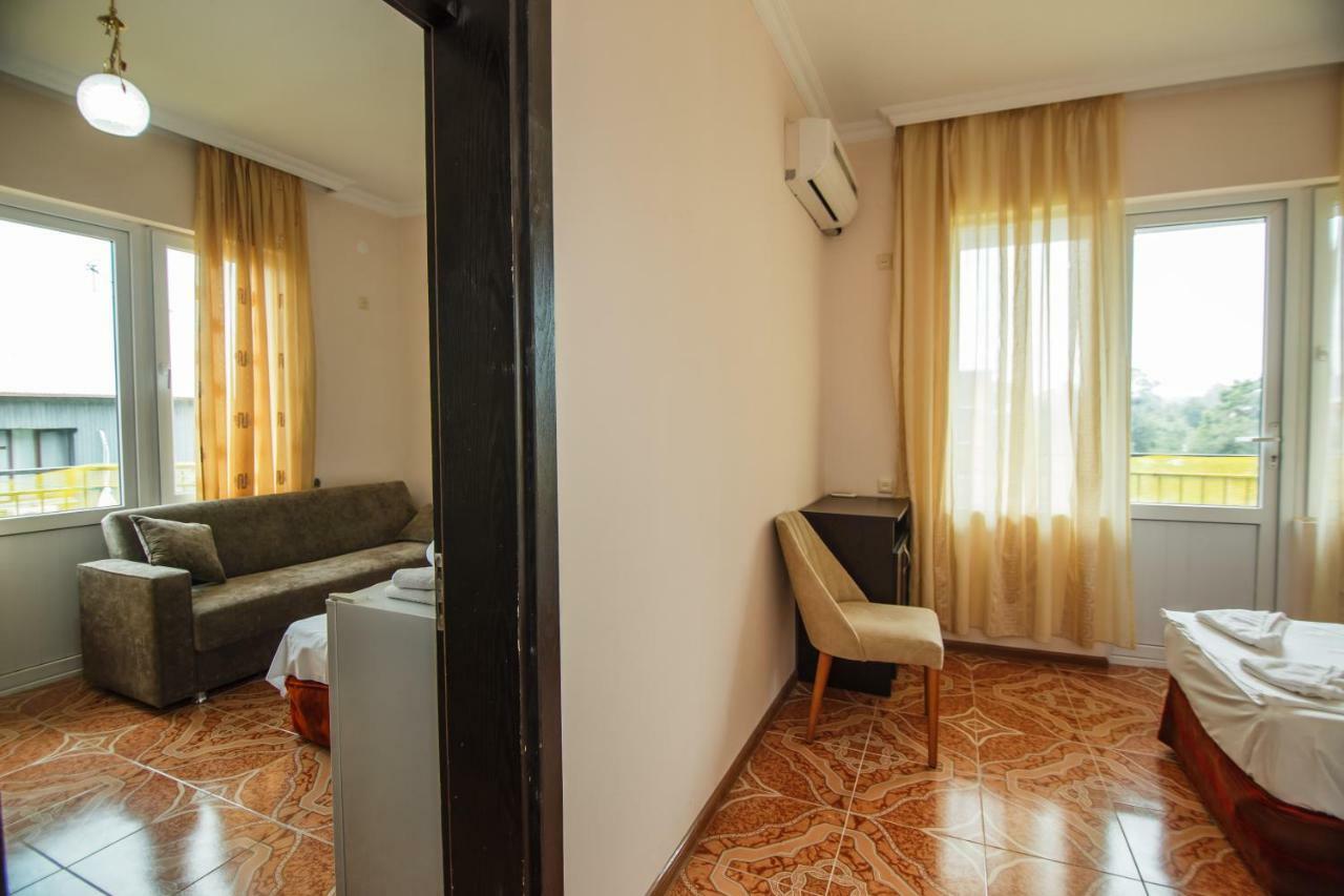 Guest House Nia Gonio Bagian luar foto