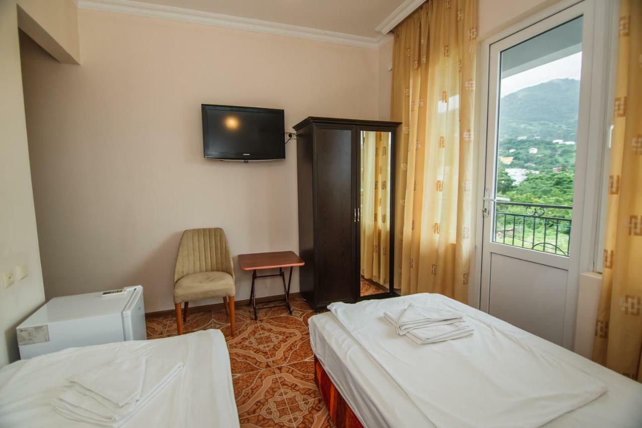Guest House Nia Gonio Bagian luar foto