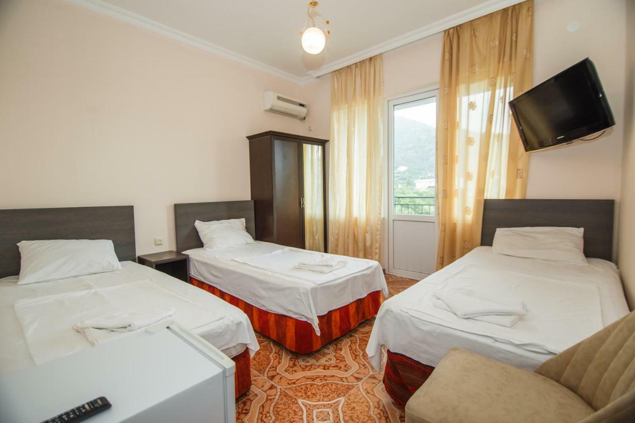 Guest House Nia Gonio Bagian luar foto