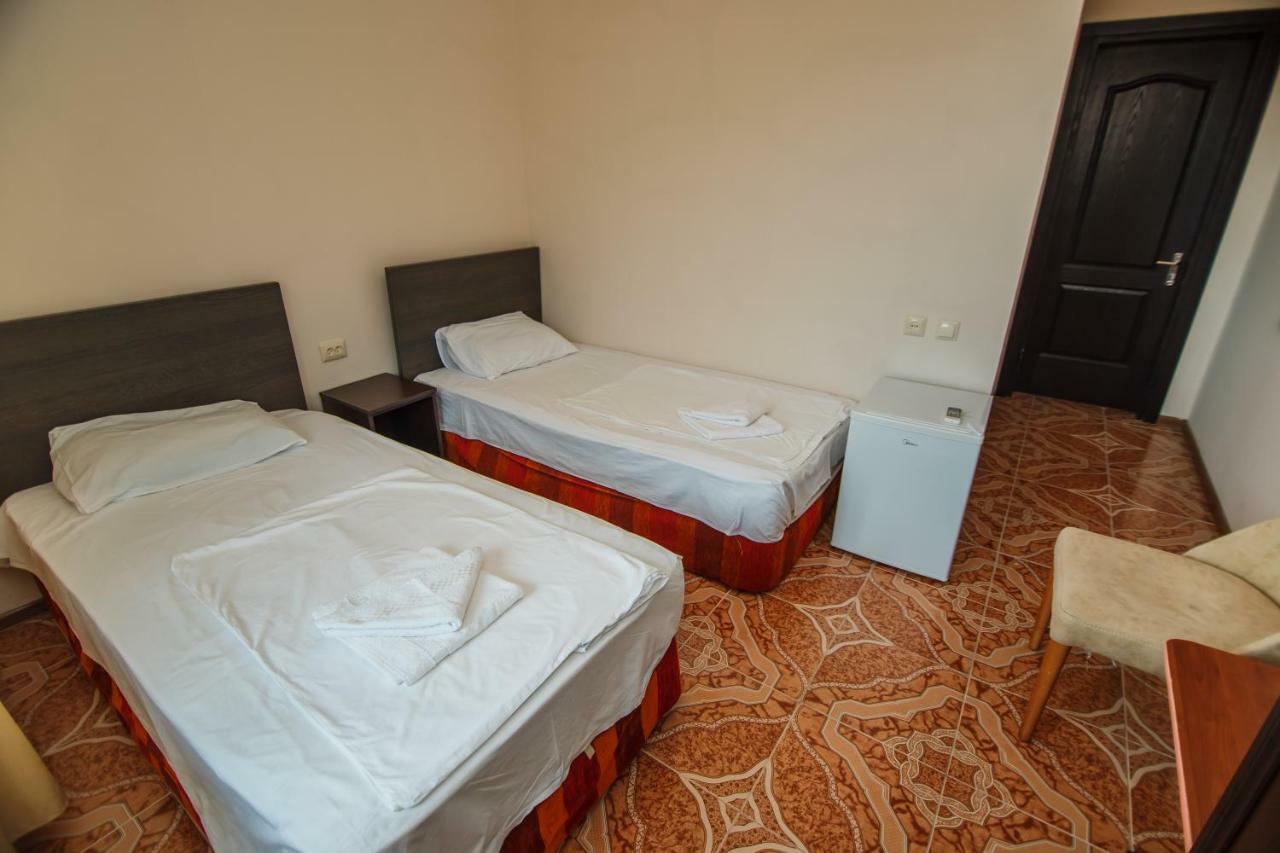 Guest House Nia Gonio Bagian luar foto