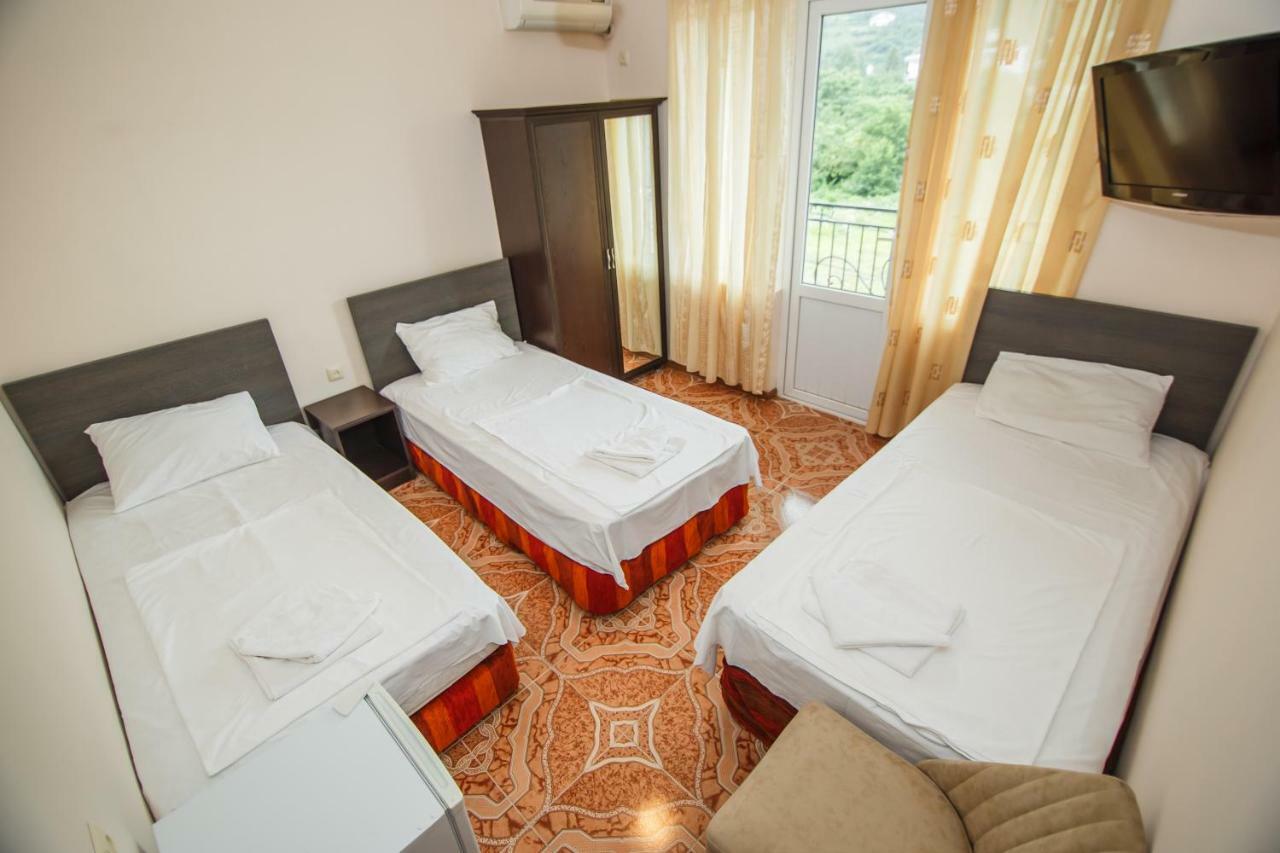 Guest House Nia Gonio Bagian luar foto